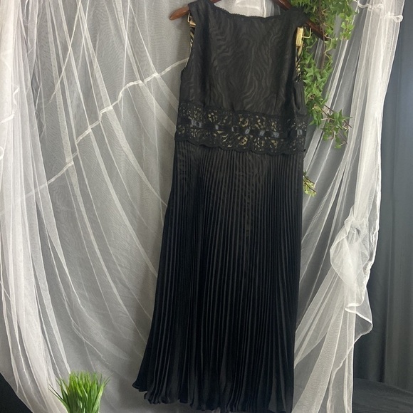 Signature by Robbie Bee Black Zebra Print Accordian Pleated Dress​ - Picture 9 of 11